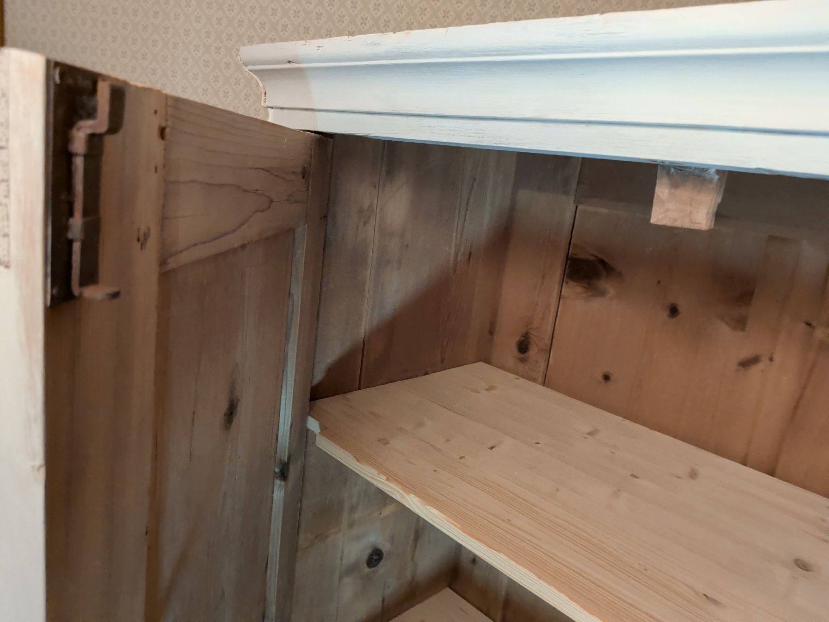 Armoires: Restaurierter antiker Kleiderschrank, weiss /hellrosa – D'occasion à Dietfurt par Subforce1853 9