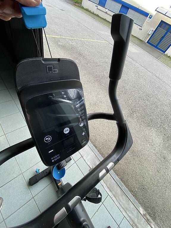 Decathlon Hometrainer: Cyclette EB 900 B connessa e autoalimentata – Usato da Minusio venduto da amonte 1