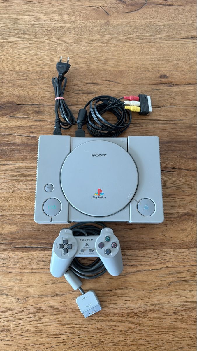 Sony Konsolen: Sony PlayStation 1 Konsole inkl. Controller und Kabel – Gebraucht aus Lenzburg von eyworld
