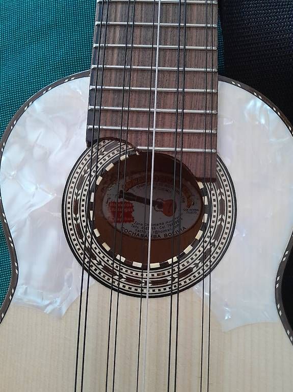 Instruments de musique: Charango pro Suarez Bolivia – Neuf avec emballage d'origine à Lausanne par EdwinBOSU 1