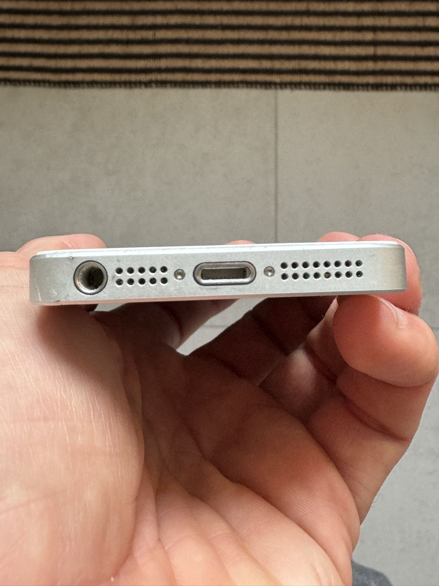 Apple Telefoni cellulari / Smartphones: iPhone SE, 16 GB, silver (MLLP2FD/A) – Usato da Lausanne venduto da huggylesbonstuyaux01 4