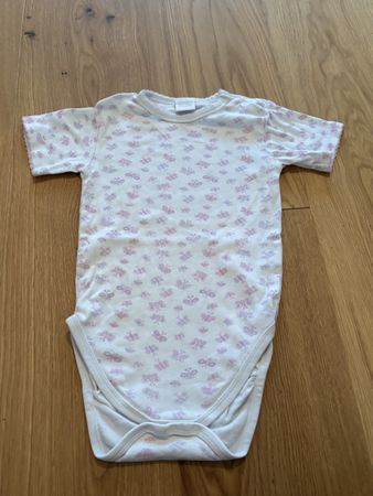 Süsser Baby Body Gr. 98 mit Schmetterlingen