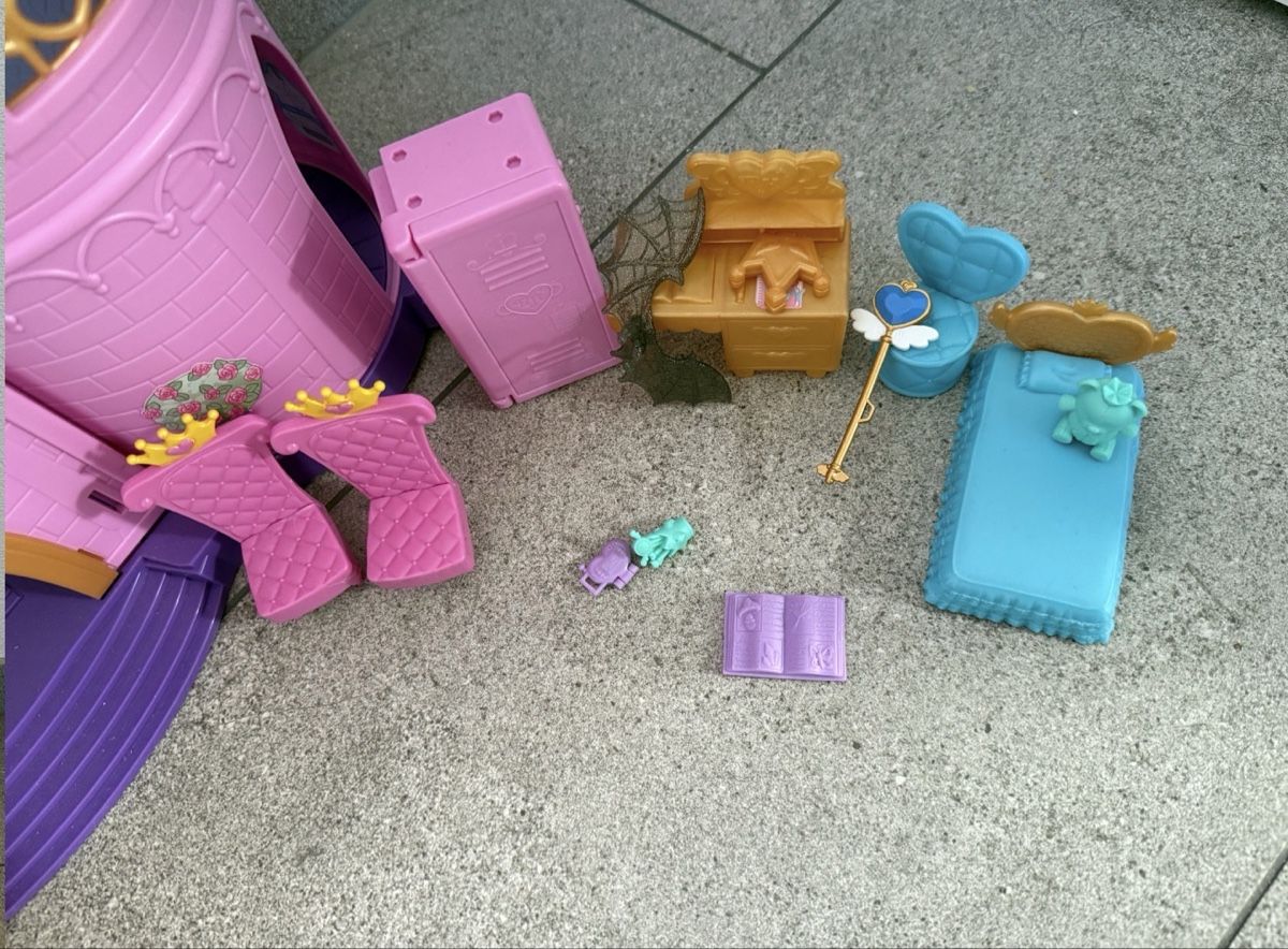 Case e mobili per bambole: Royale High Roblox Puppenhaus – Nuovo (secondo la descrizione) da Niederwil AG venduto da lar_yhz5 4