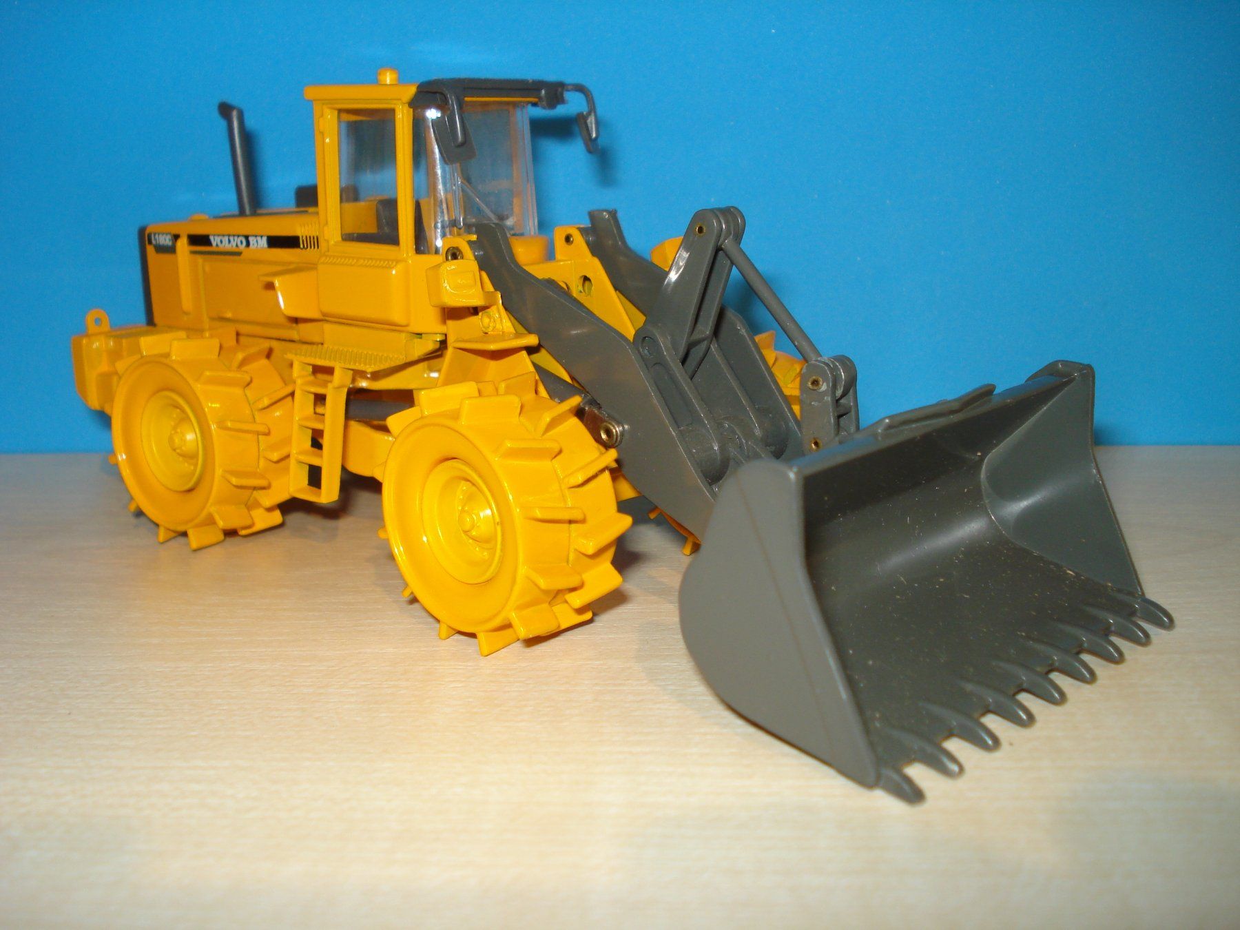 Modellbausätze & Standmodelle: VOLVO BM L 180 C Radlader / Compactor – Neu (gemäss Beschreibung) aus Mitlödi von worker04 4