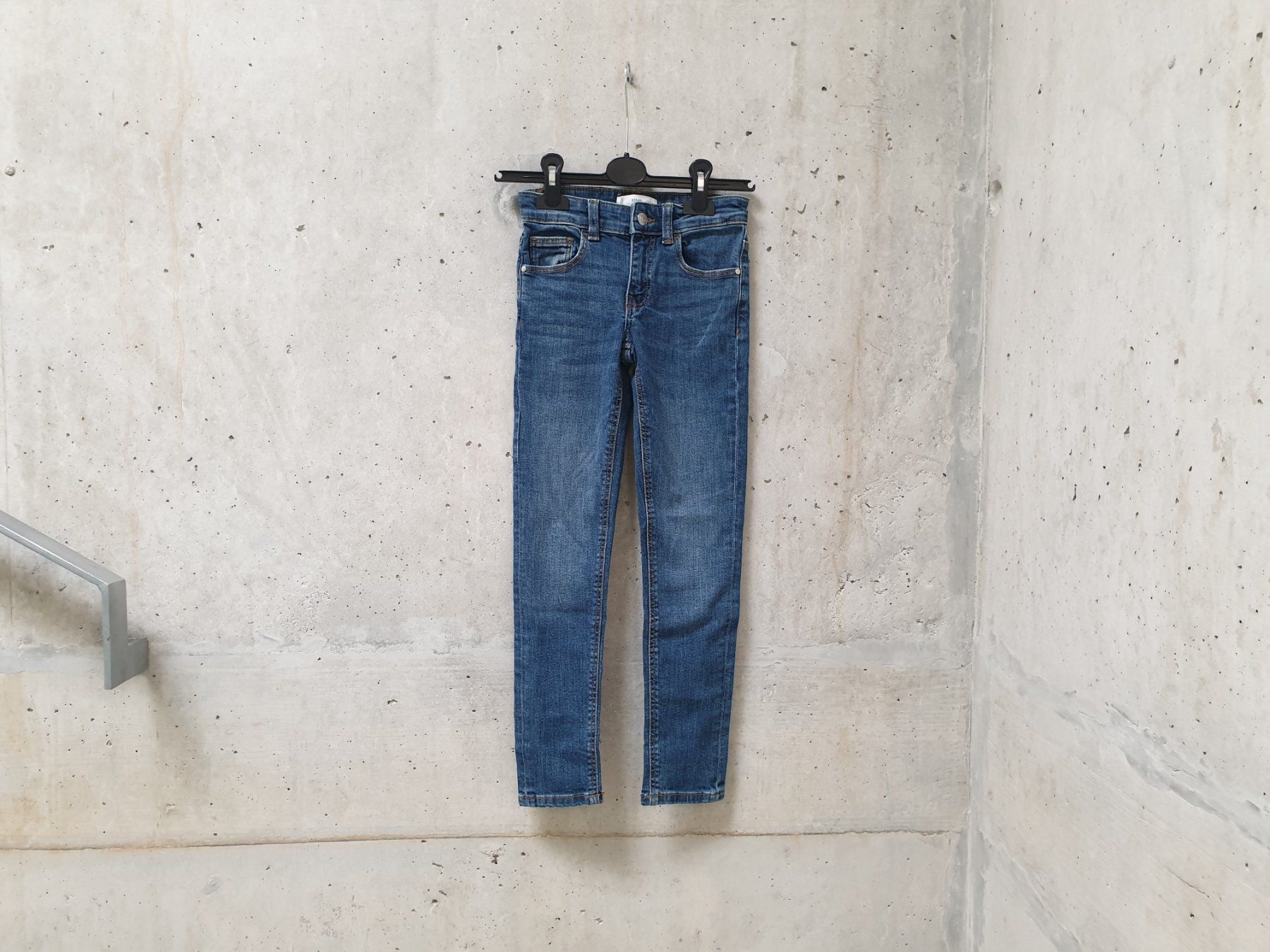 Mango Pantaloni: NEUF, Jeans Mango Kids, bleu denim, basic, garçon, 128 – Nuovo e nell'imballaggio originale da Fribourg venduto da fripons