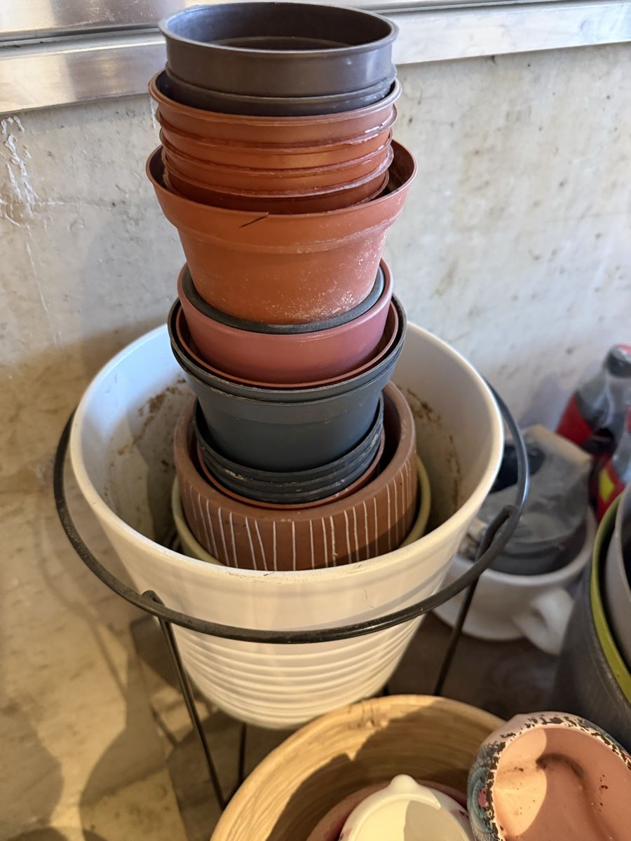 Blumentöpfe: Übertöpfe diverse Grössen – Gebraucht aus Auenstein von DailyFinds 2