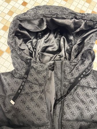 Guess Winterjacke schwarz mit Kapuze Grösse L