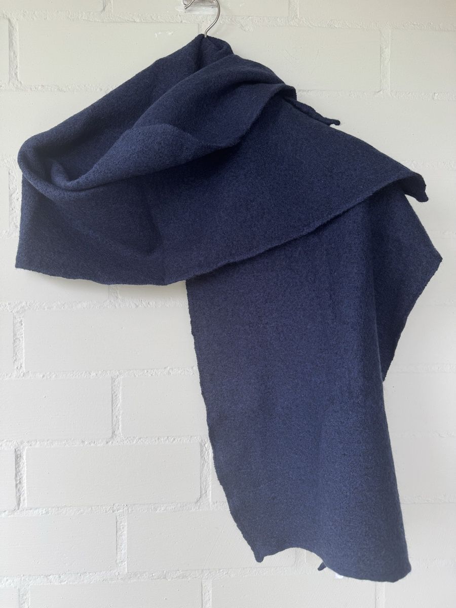 Repeat Foulard & Sciarpe: Repeat Schal Merinowolle dunkelblau – Usato da Brütten venduto da Rod816