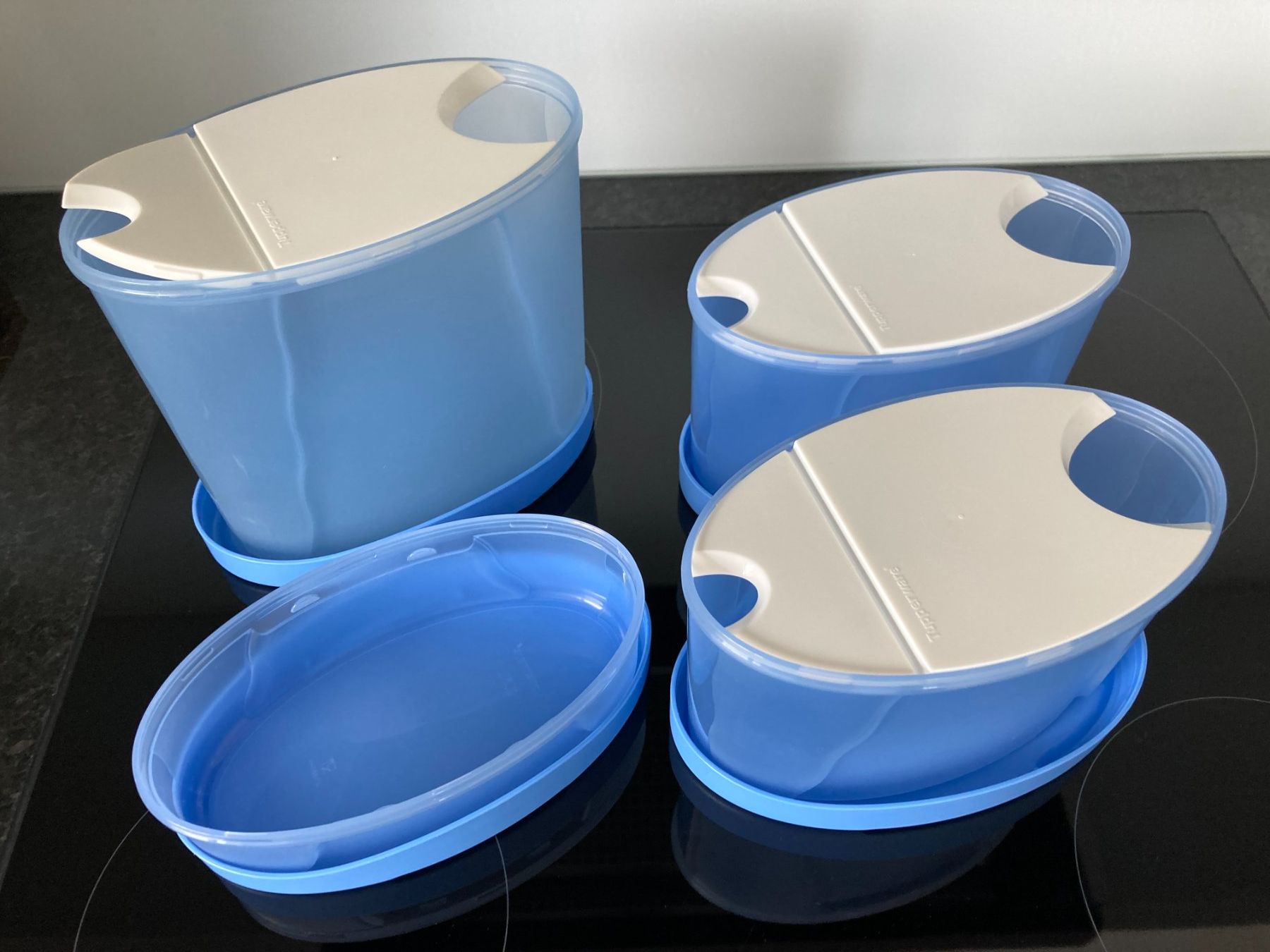 Tupperware Behälter & Ähnliches: 4er Set Vorratsbehälter Tupperware, oval in hellblau – Gebraucht aus Wängi von Koenigin 2