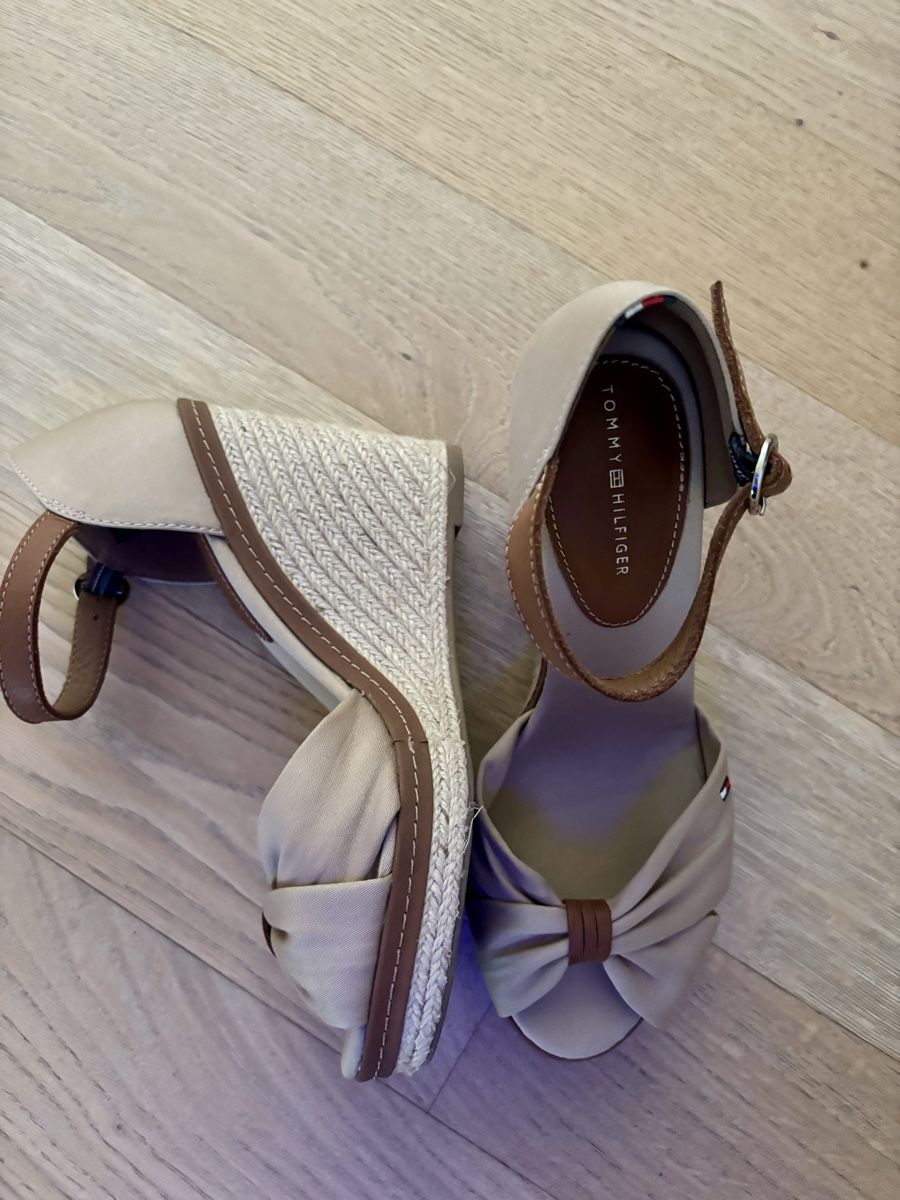 Tommy Hilfiger Scarpe da donna: Tommy Hilfiger Keilsandalen – Usato da Tübach venduto da AldinaHuskic 1