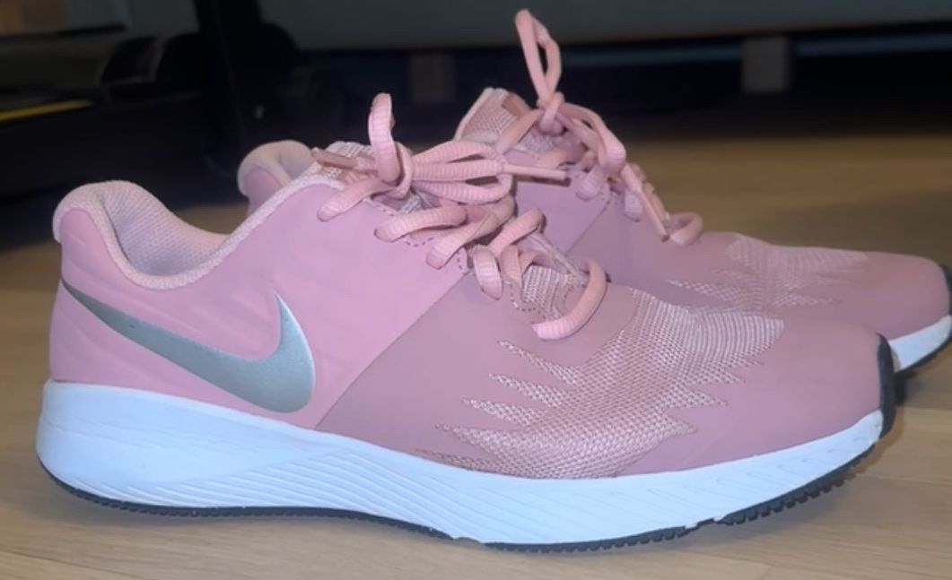 Nike Scarpe per ragazzi: Hell Pinke Kinder Nike Sneaker – Usato da Bülach venduto da RuShe_ 1