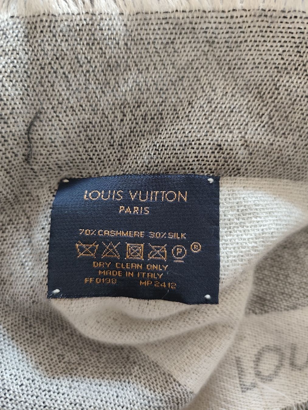 Louis Vuitton Foulards & écharpes: Louis Vuitton Chale cashemire – D'occasion à Martigny par Vintage-23 4
