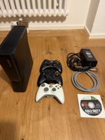 Xbox 360 mit Controllern und vielen Spielen