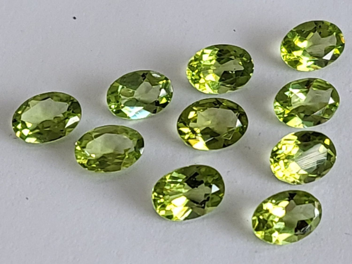 Edelsteine: Péridots AAA ovale 7 x 5 mm / 0.72 ct pièce – Neu (gemäss Beschreibung) aus La Chaux-de-Fonds von j-aime-les-gemmes 2