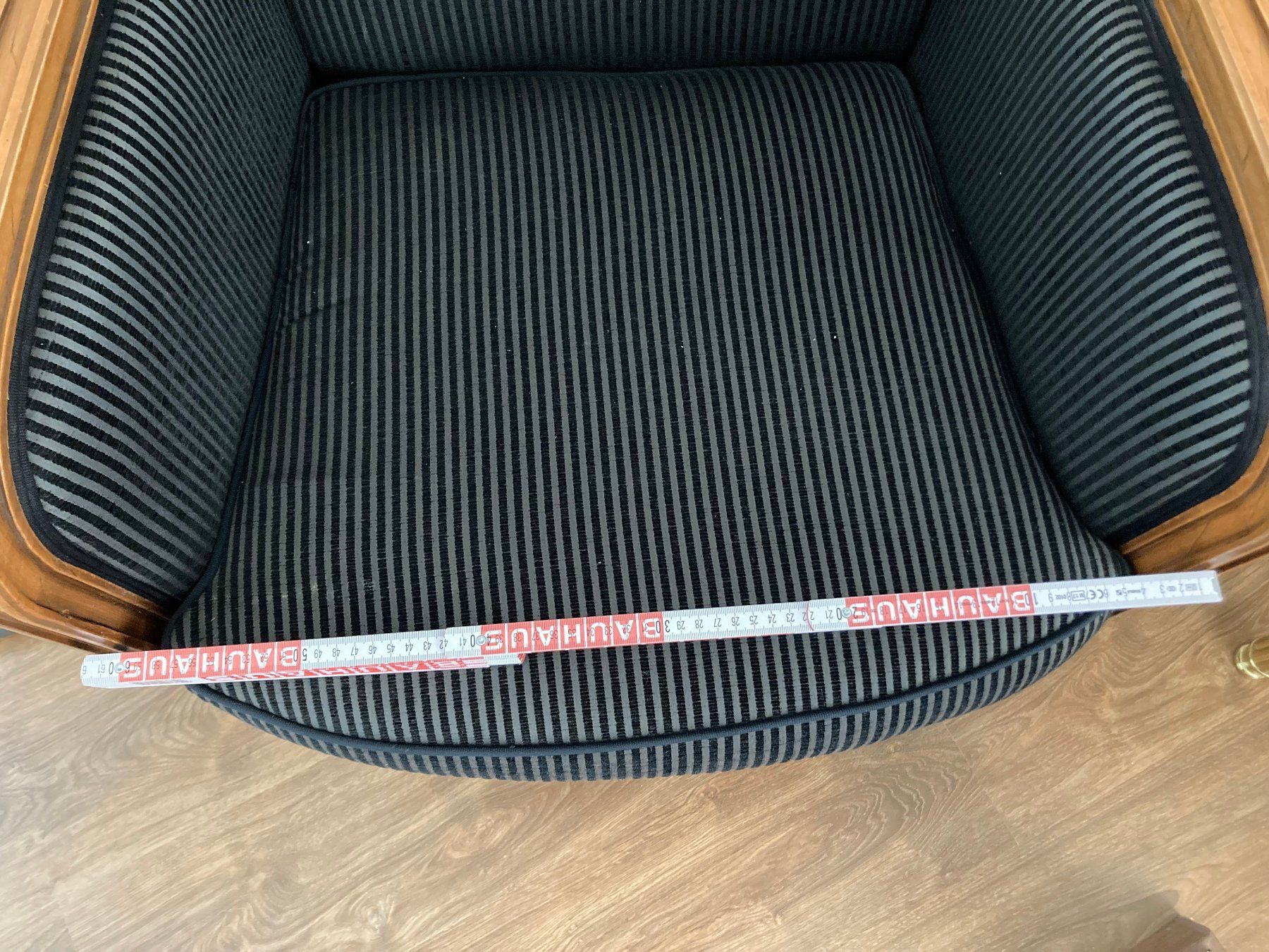 Sessel: Zwei Holzsessel mit elegantem dunkelgraum Bezug – Gebraucht aus Unterseen von amj_zz7j 3