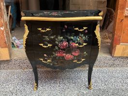 Commode de style XV  motif fleuri ,