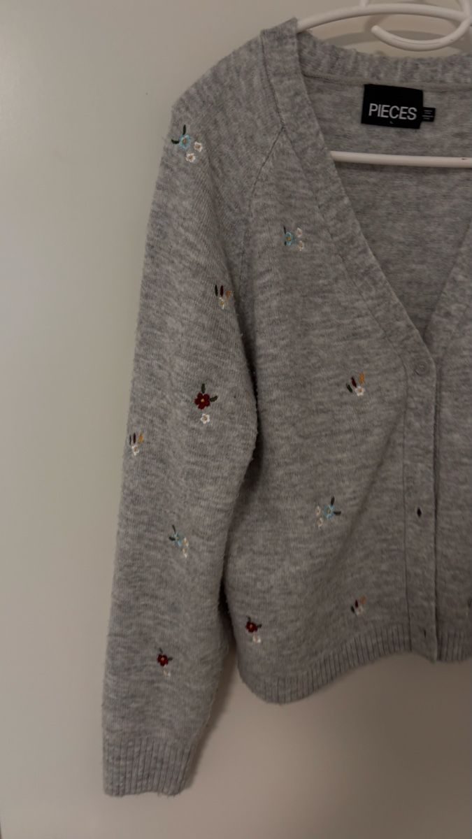 Pieces Maglioni & Felpe: Pieces Strickjacke, grau mit Blumenmuster, Gr. L – Usato da Jona venduto da Bxmarija002 5