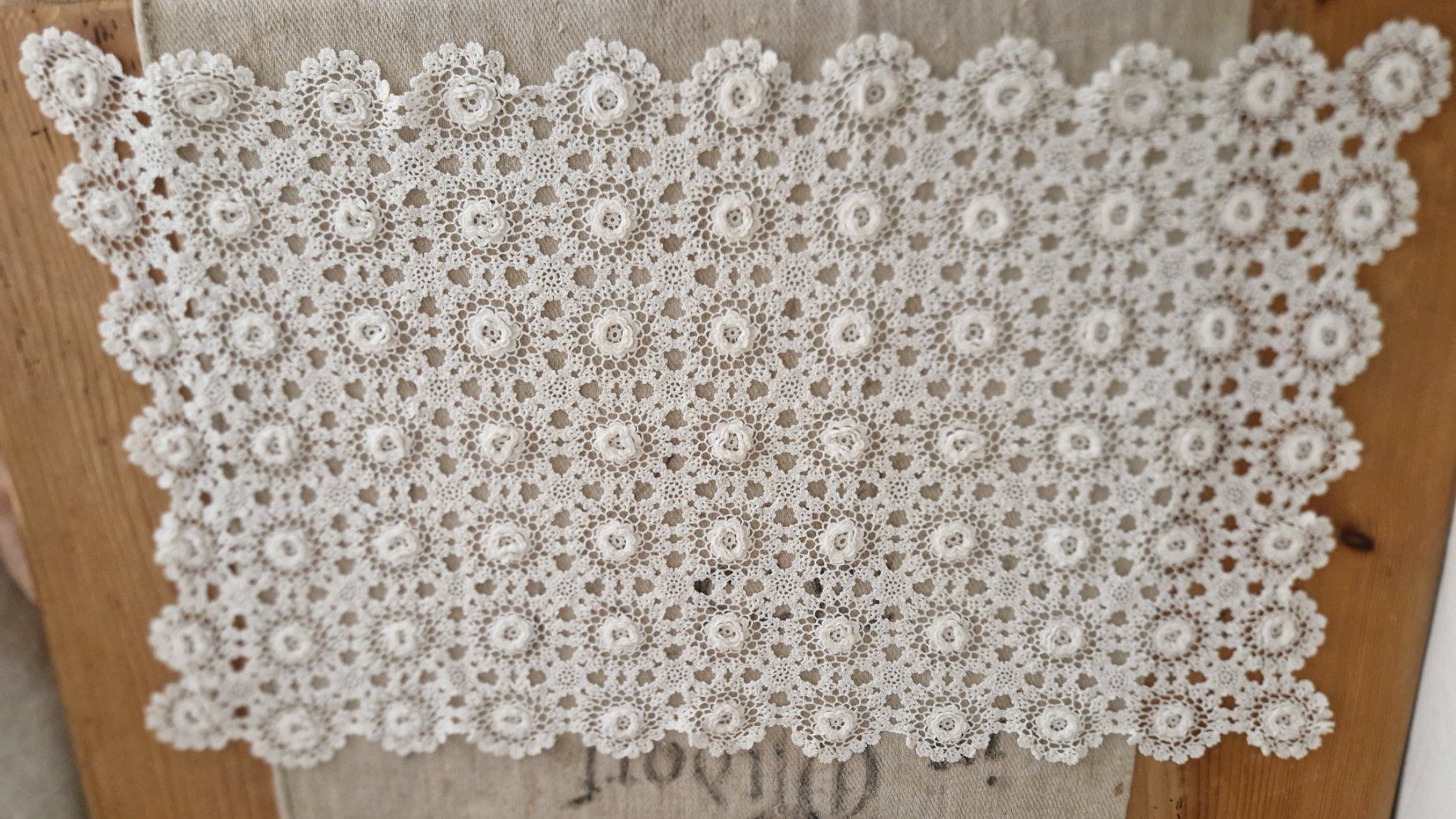 Sonstige Tischwäsche: Wunderschöne gehäkelte Tischdecke 3D Blüten – Gebraucht aus Rütihof von Teddy1985