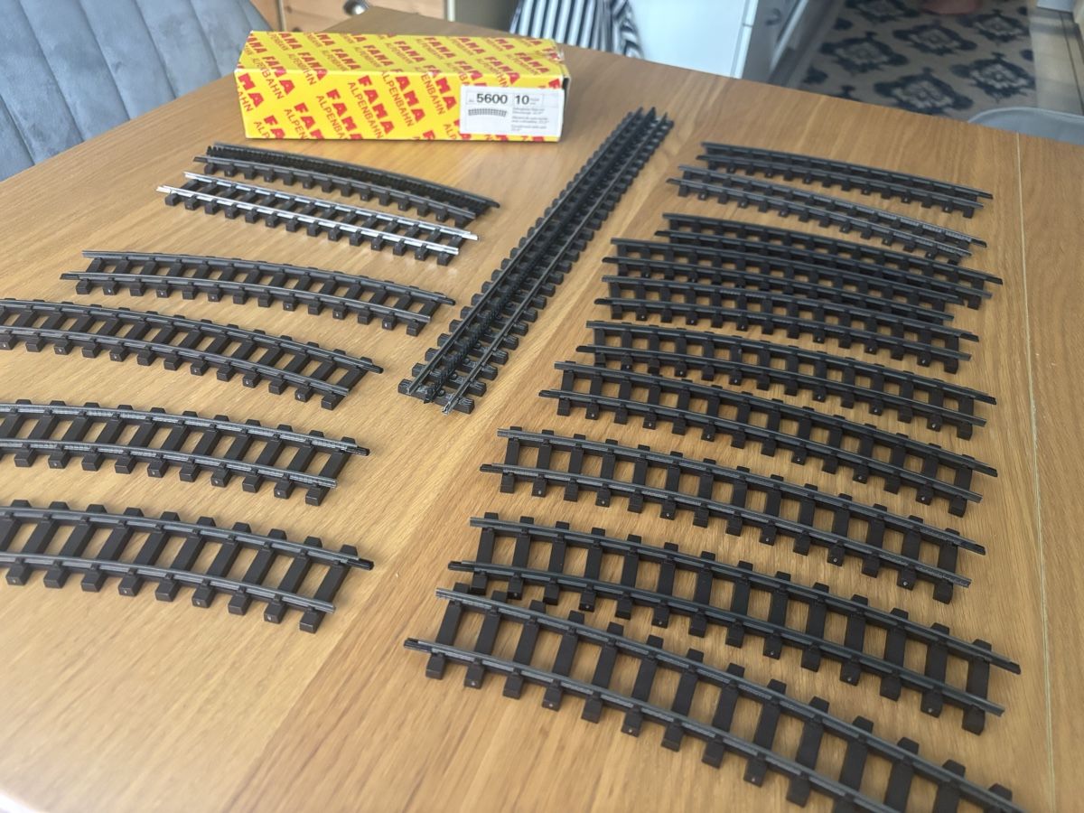 Fama Modelleisenbahnen: Lot de rails FAMA  – Gebraucht aus Orbe von car_8grw 1