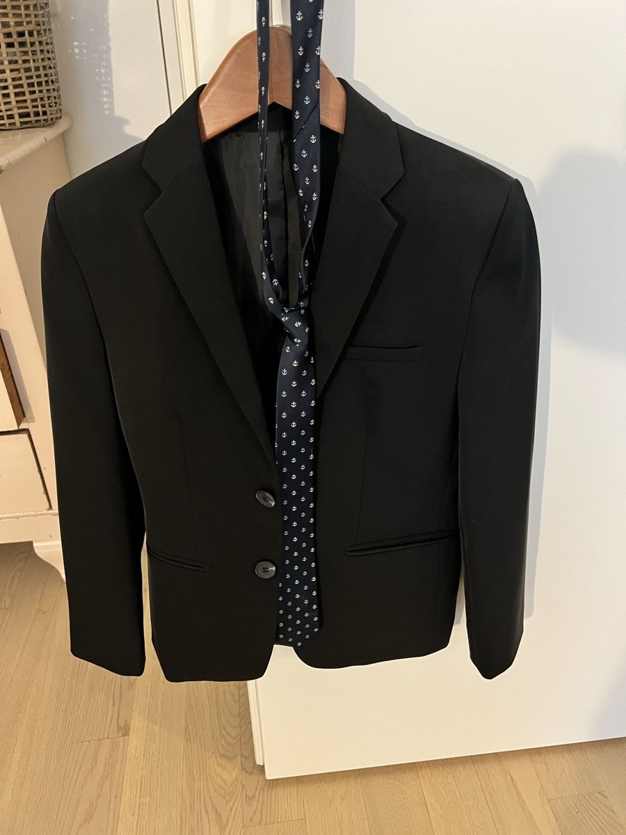 Camicie, T-shirt & Polo: Schwarzer Blazer mit Hemd und Krawatte, Grösse 140/146 – Usato da Zürich venduto da Marianne72 5