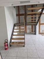 Treppe aus Metall, Holz und Glas