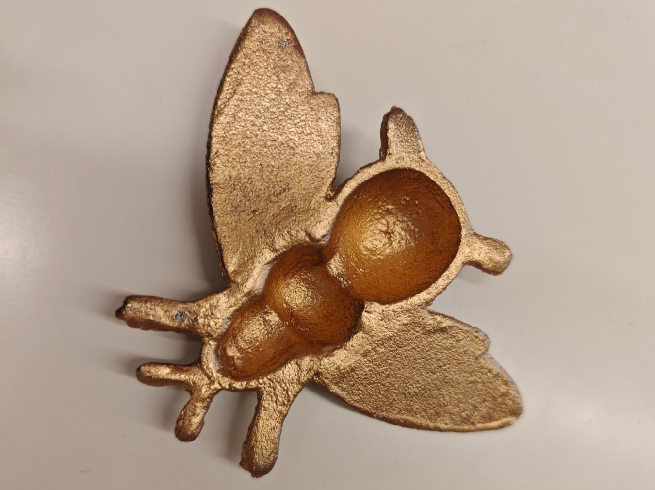 Statuette: Metall Biene Tischdeko – Nuovo e nell'imballaggio originale da Schaffhausen venduto da AtelierPudesco 2