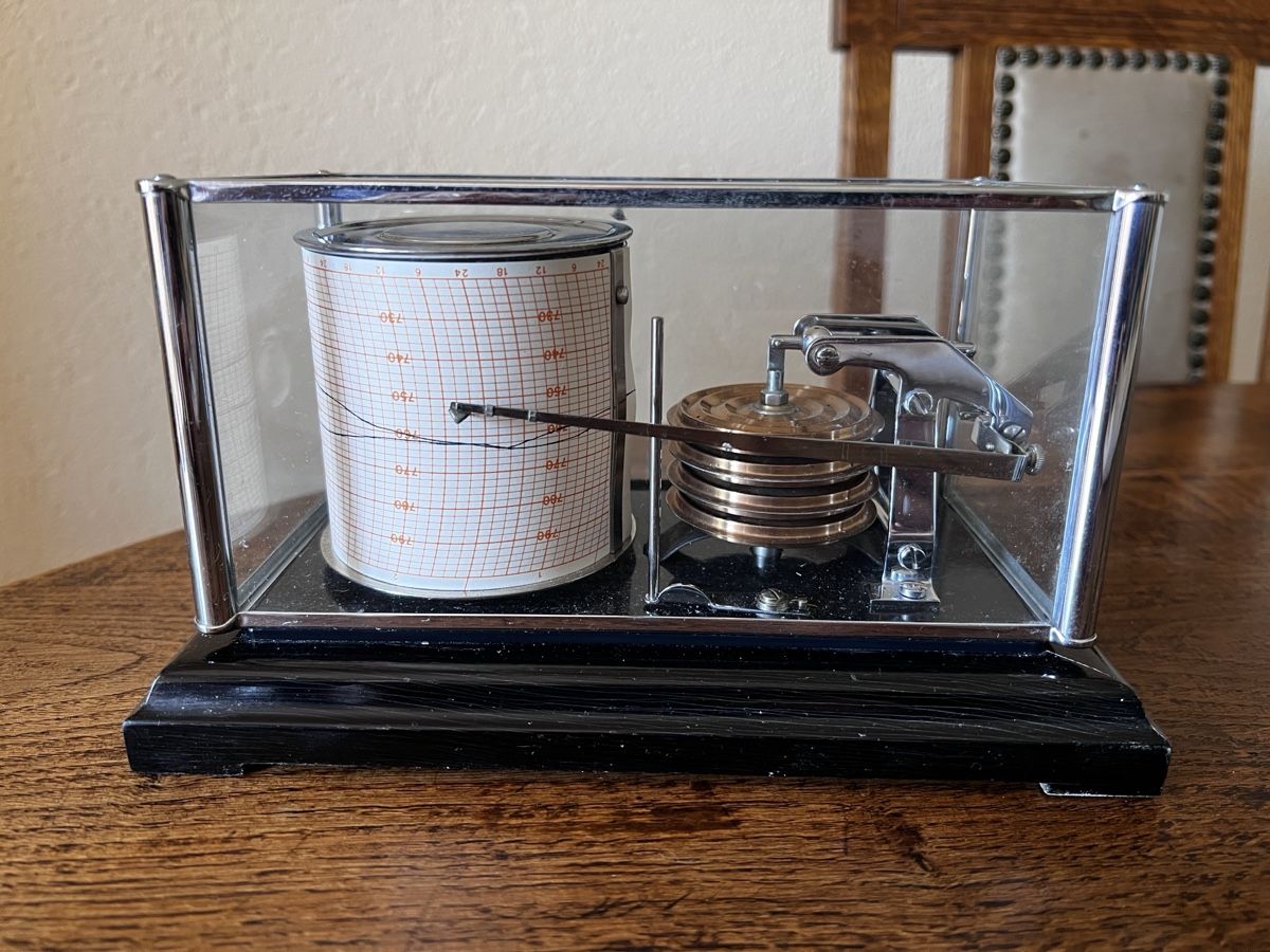 Altri elettrodomestici e apparecchi d’epoca: Barograph mit Glashaube gebraucht – Usato da Neuenegg venduto da Magosaurus