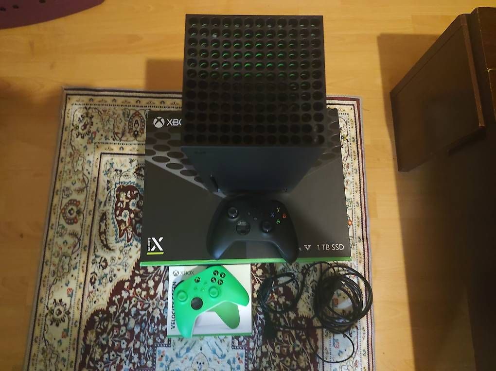 Microsoft Konsolen: Xbox series X +2 controller e gioco – Gebraucht aus Vezia von yal_nzj8