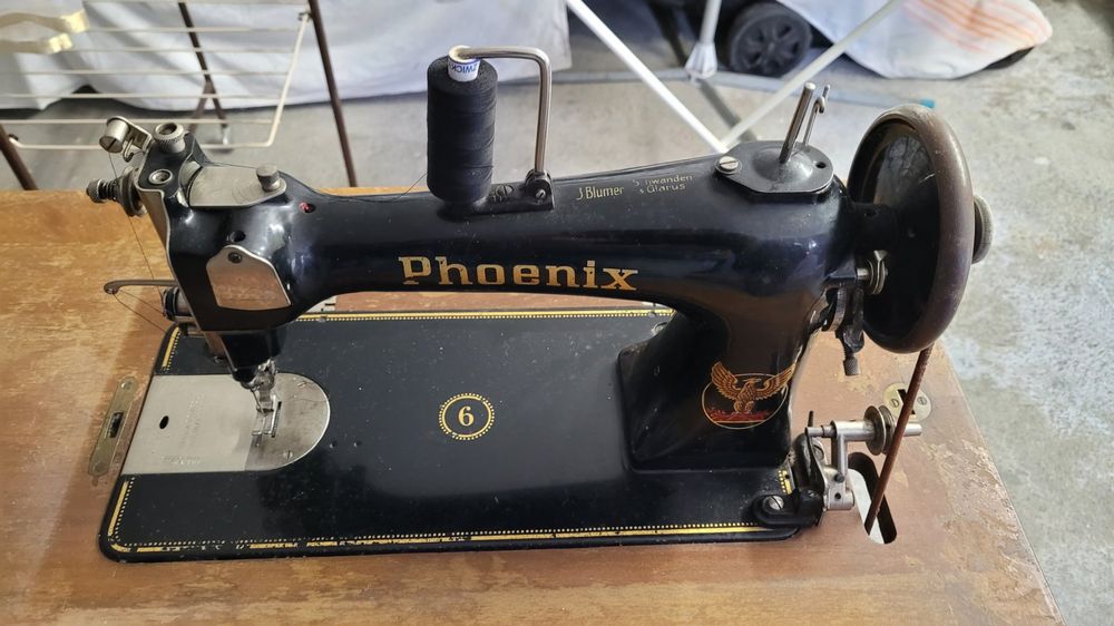 Antiquität Phoenix Nähmaschine inkl. Möbel 1