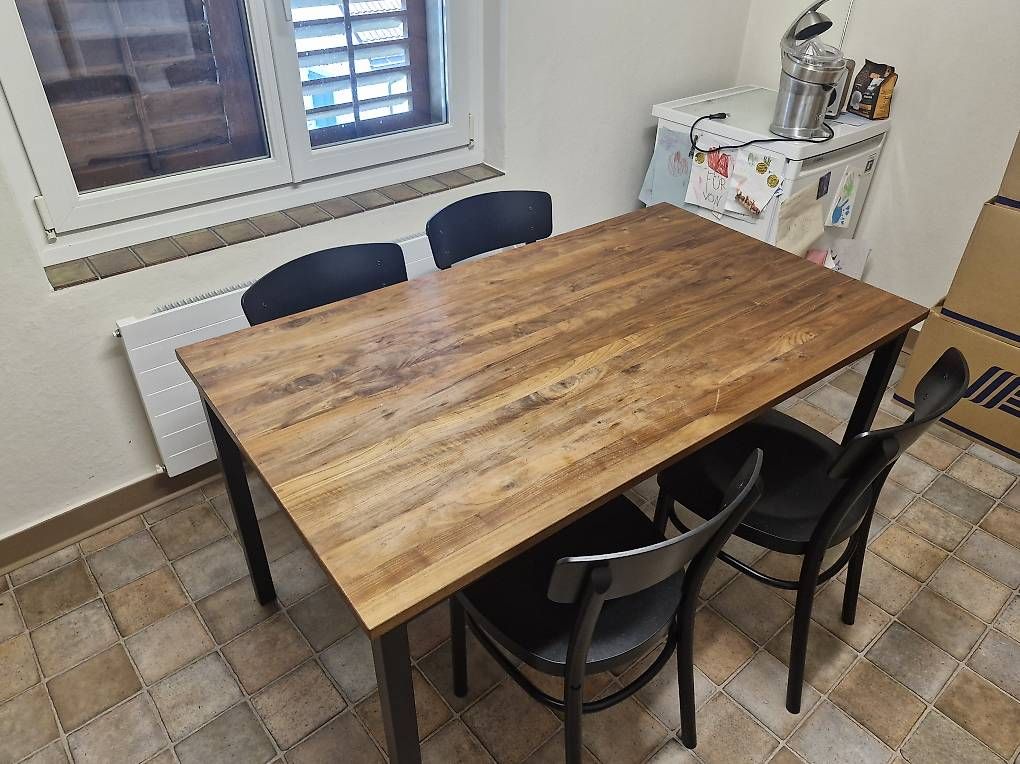 Set di tavolo e panche: Tisch, Küchentisch mit 4 Stühlen – Usato da Wädenswil venduto da Canubis