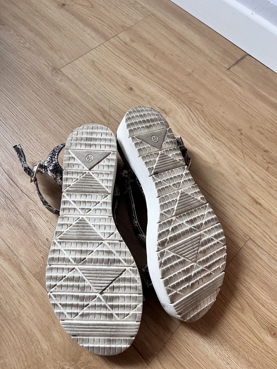 Scarpe da donna: Sandalen Pesaro – Usato da Lohn SH venduto da Microzoff 2