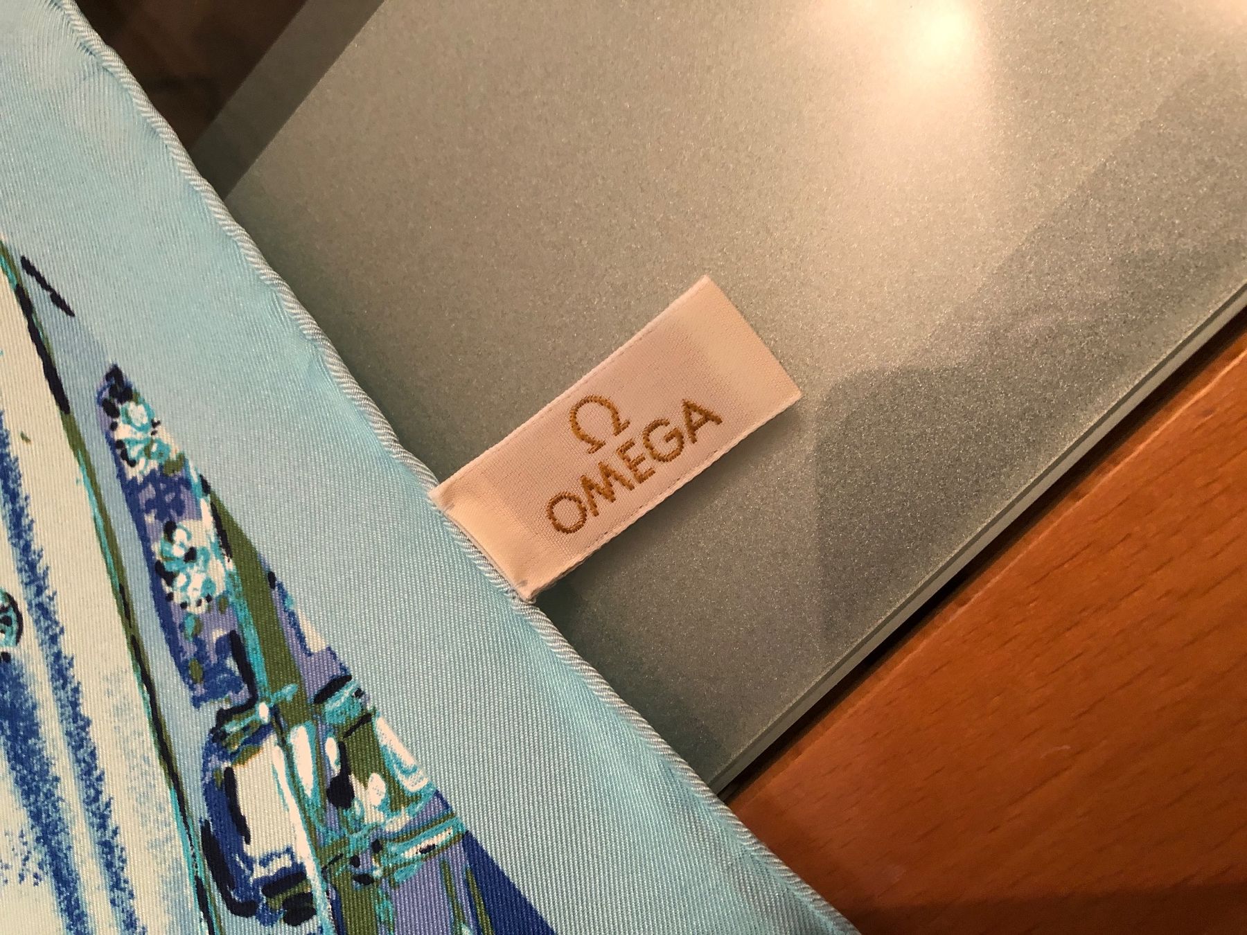Foulard & Sciarpe: Seiden Foulard Omega – Nuovo e nell'imballaggio originale da Biel/Bienne venduto da winnertaco 5