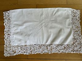 antiker Kissenbezug mit Stickerei und Spitze, Handarbeit