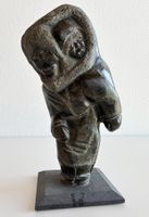 Inuit Frau mit Kind auf dem Rücken