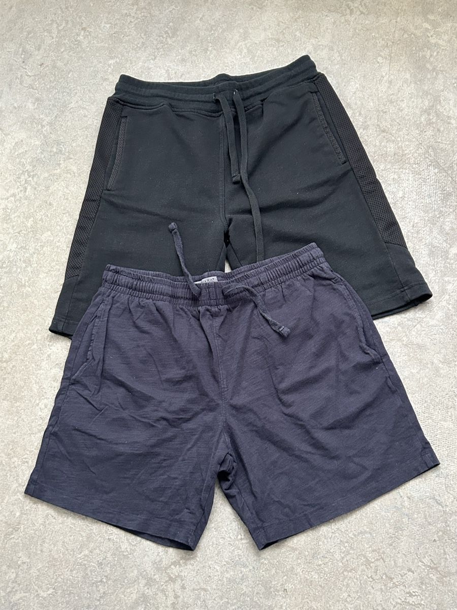 Lotti di vestiti: 2Schwarze Shorts, Grösse M – Usato da Strengelbach venduto da Xycy