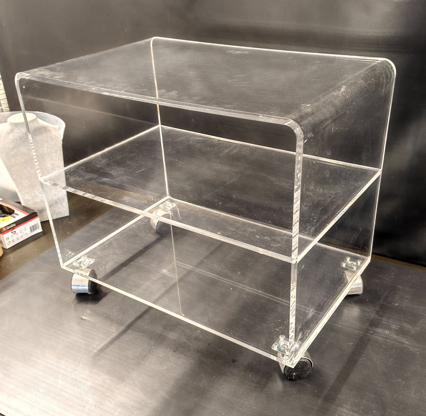 Mobili TV: TV Möbel mit Rollen aus Plexiglas – Usato da Basel venduto da bk_brockibasel 1