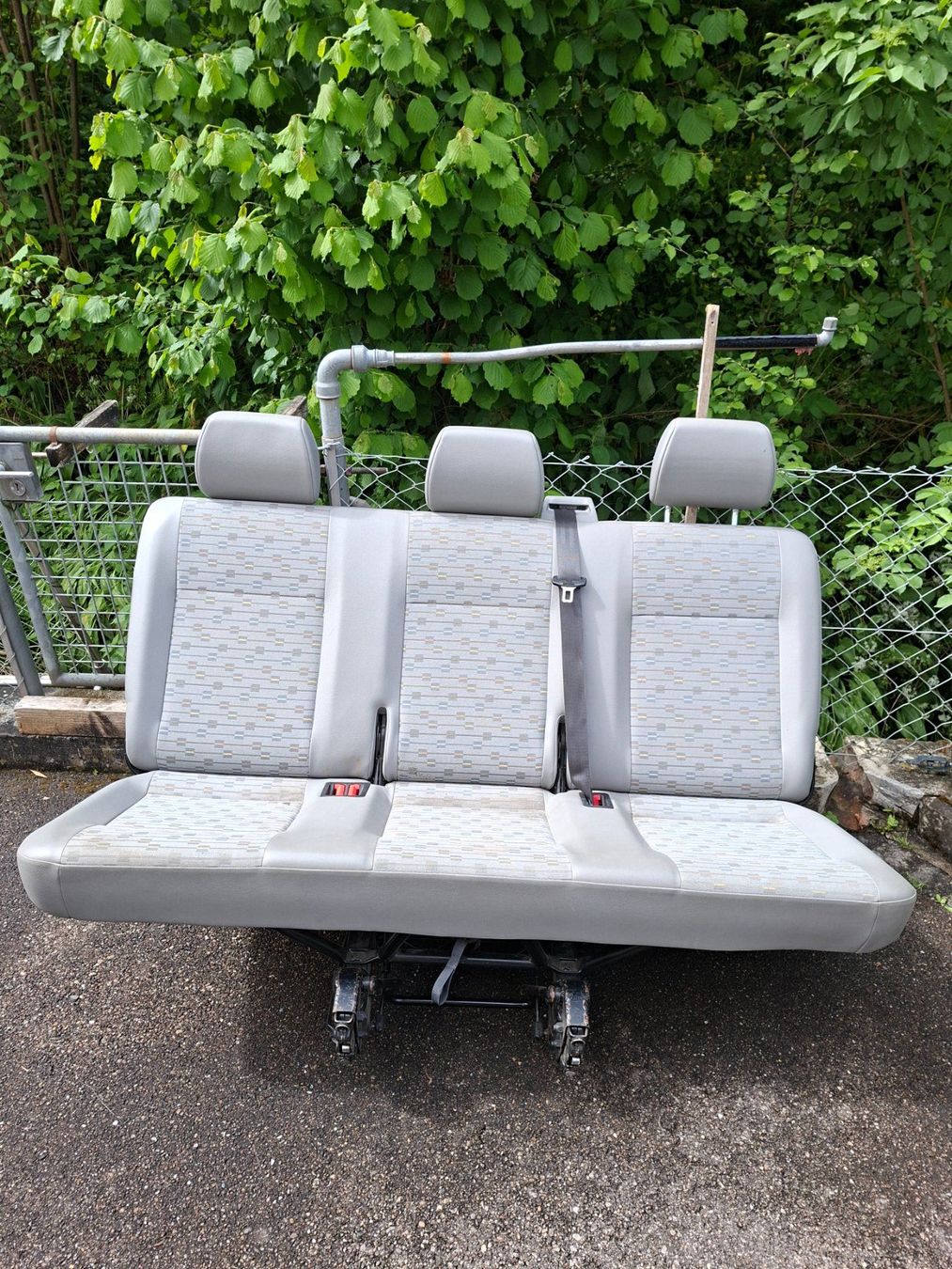 VW Alle Autoersatzteile: VW T5 3er Sitzbank – Gebraucht aus Flüh von Marcboenzli