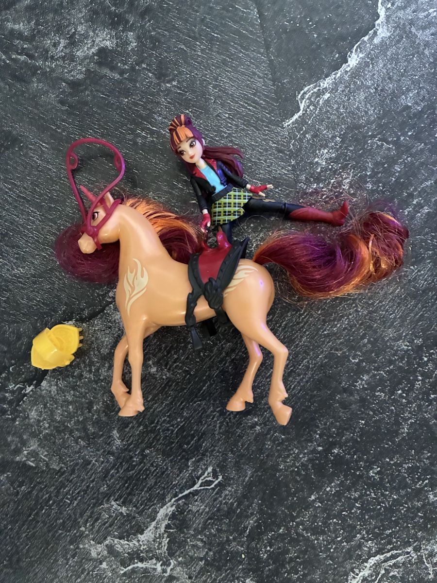 Jouets: Unicorn Academy Valentina und Cinder – D'occasion à Wiler b.Utzenstorf par Verkauf333