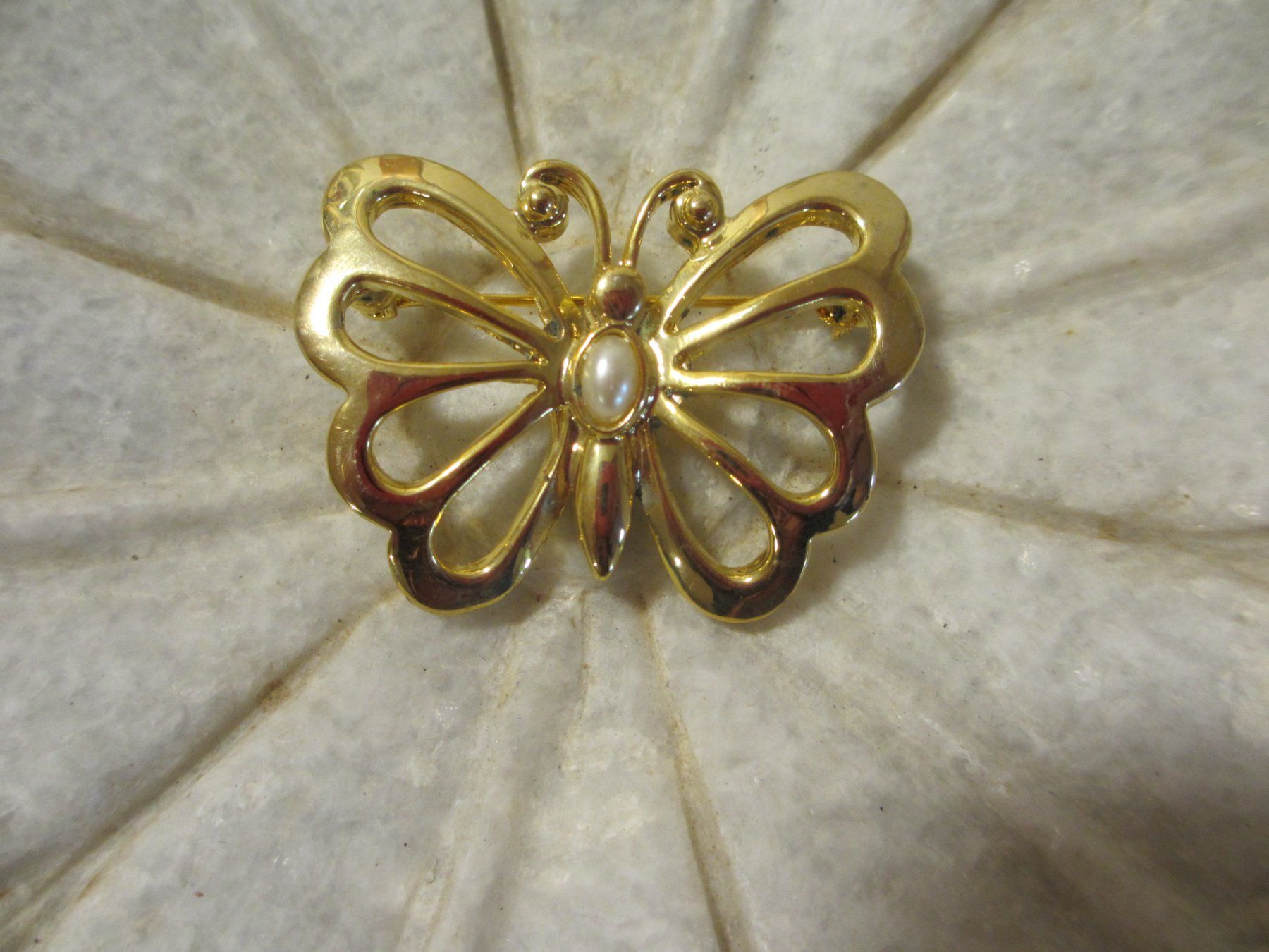 Spille & Fermagli: Goldfarbene Vintage Brosche Schmetterling mit Perle – Nuovo (secondo la descrizione) da Herisau venduto da fan_h9qj