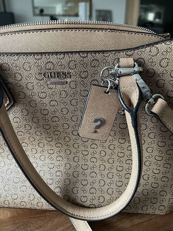 Taschen für Damen: Guess Handtasche hellbraun – Gebraucht aus Rütihof von sus_6r5m