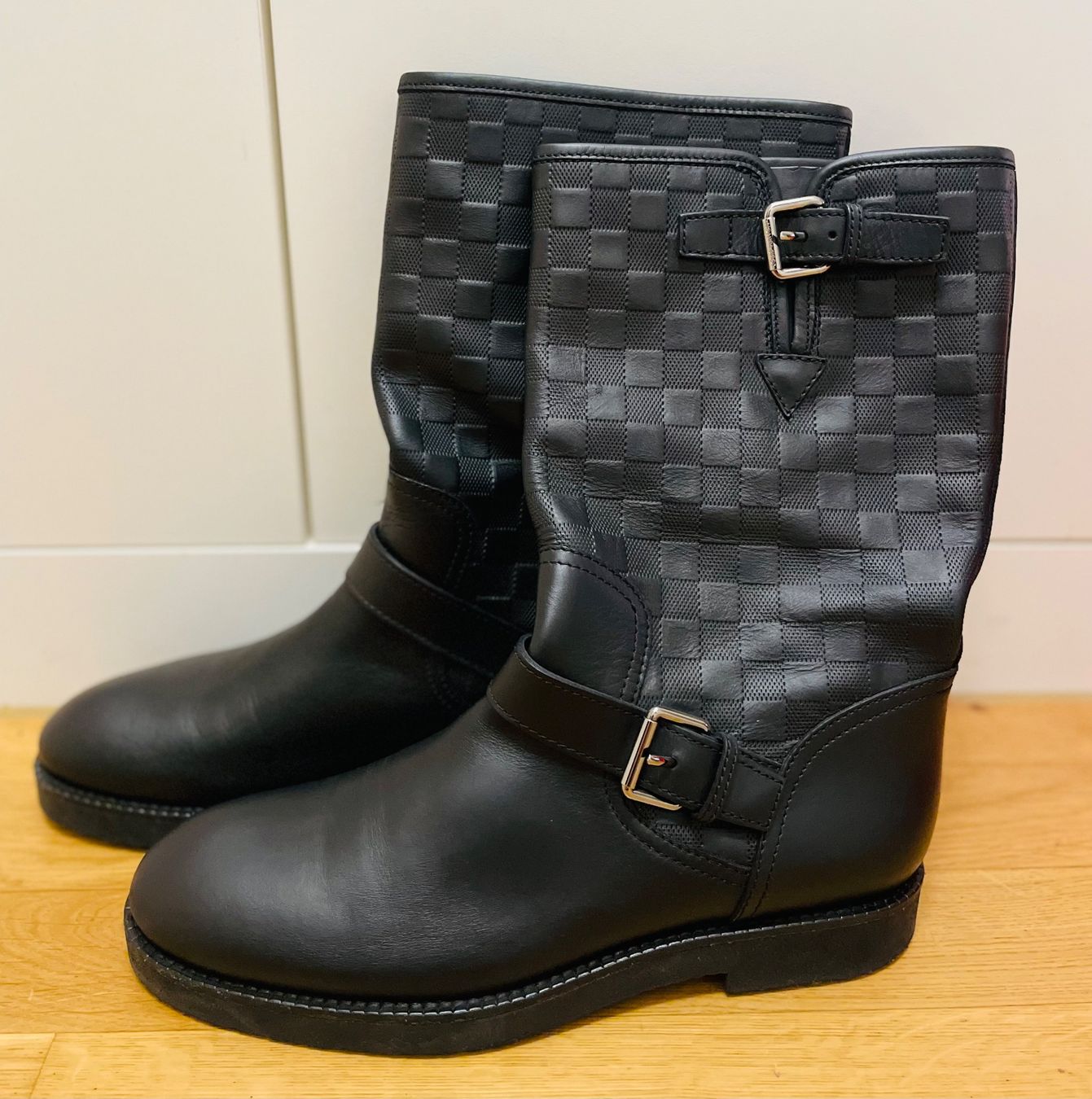 Louis Vuitton Scarpe da uomo: Original LOUIS VUITTON  Herren Biker Engineer Boots Damier – Nuovo (secondo la descrizione) da Schaffhausen venduto da Blackadder31