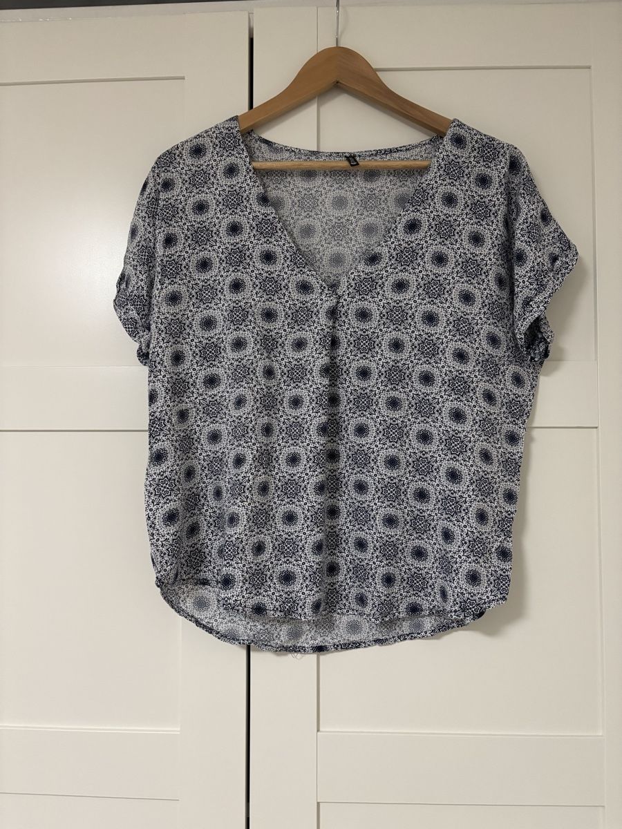 Blusen: Sommerbluse mit Muster, Grösse L – Gebraucht aus Fribourg von SaskiaD.