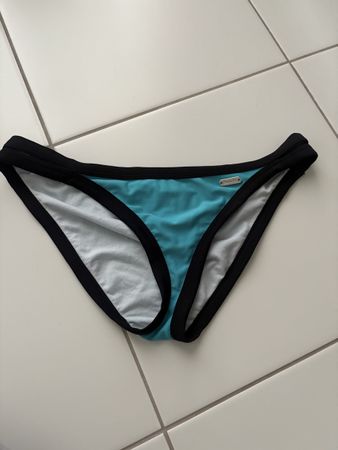 Sommerlicher Bikini-Slip in Türkis mit schwarzen Borten