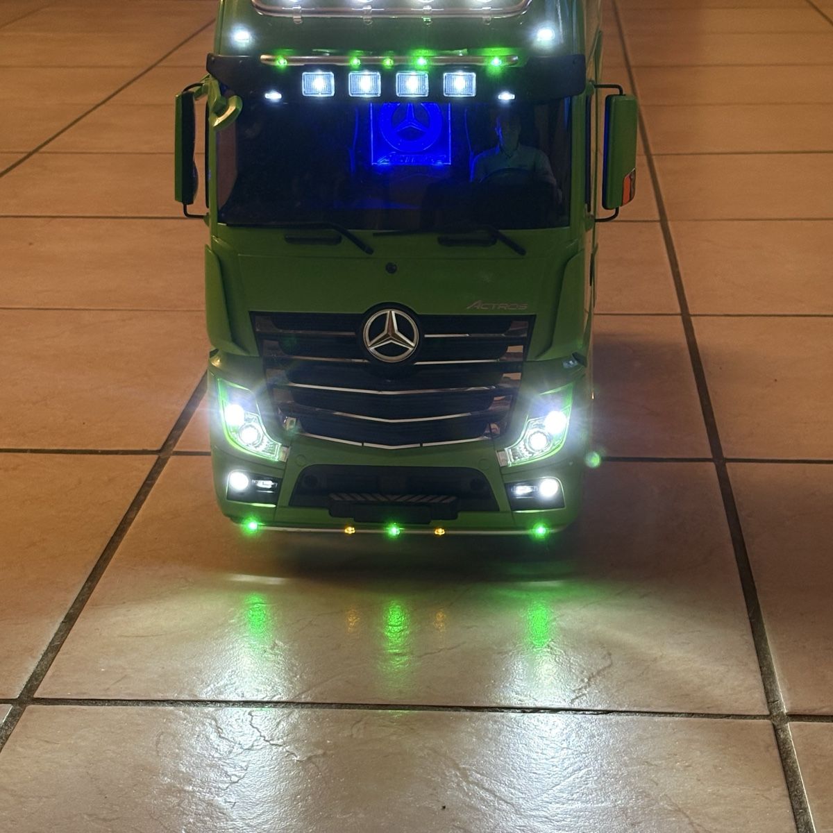 Tamiya Modellismo RC: Tamiya Actros – Usato da Mézières FR venduto da Paulwalke3
