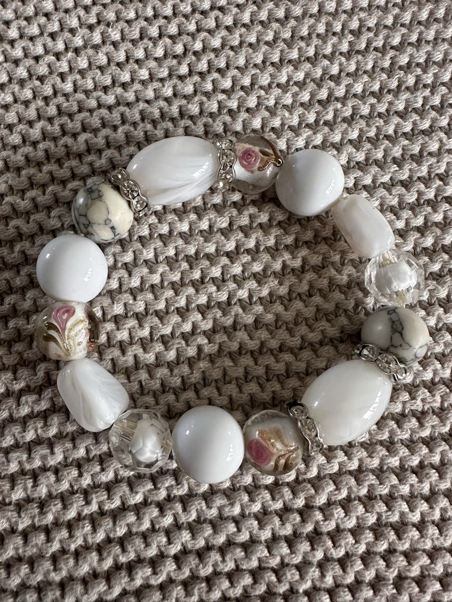 Bracciali & Braccialetti: Chunky White Boho Bracelet Crystal Accents Summer Accessory – Usato da Zürich venduto da car_68nt 1