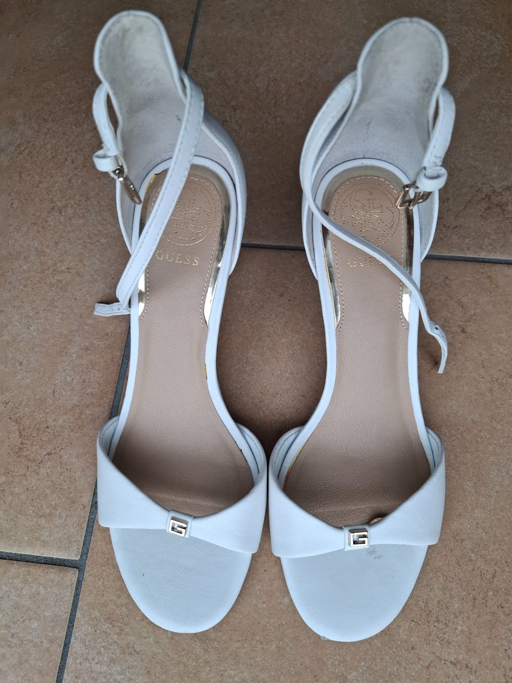 Guess Scarpe da donna: Sandales GUESS blanches taille 36 – Usato da Echallens venduto da dianitas