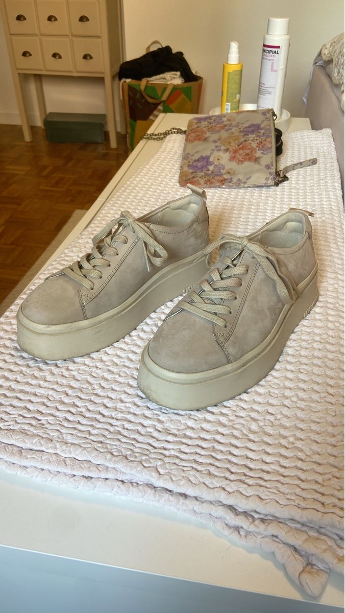Vagabond Damenschuhe: Baskets basses grises taille 39 – Gebraucht aus Bouveret von lescopinesdabords