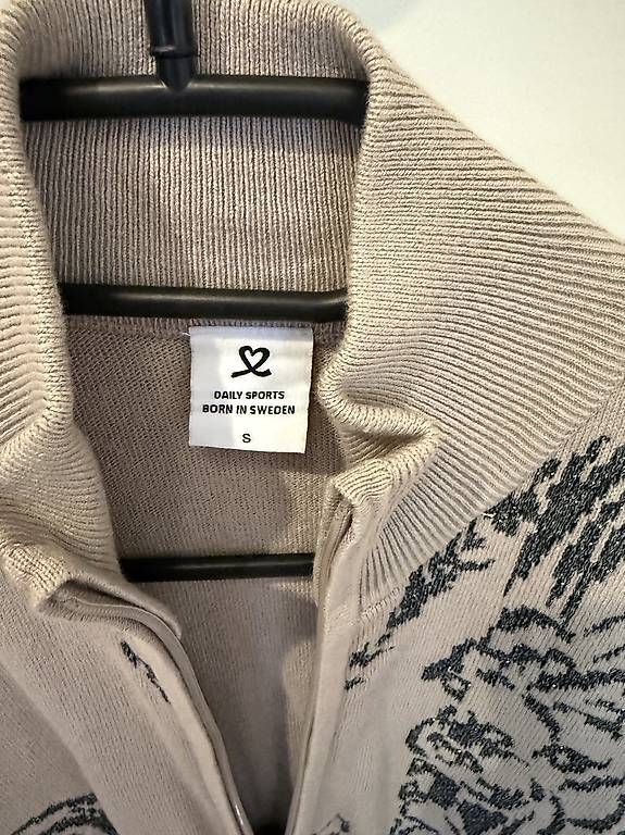 Vestes: Strickjacke Daily Sports  – D'occasion à Bülach par angelique080882 1