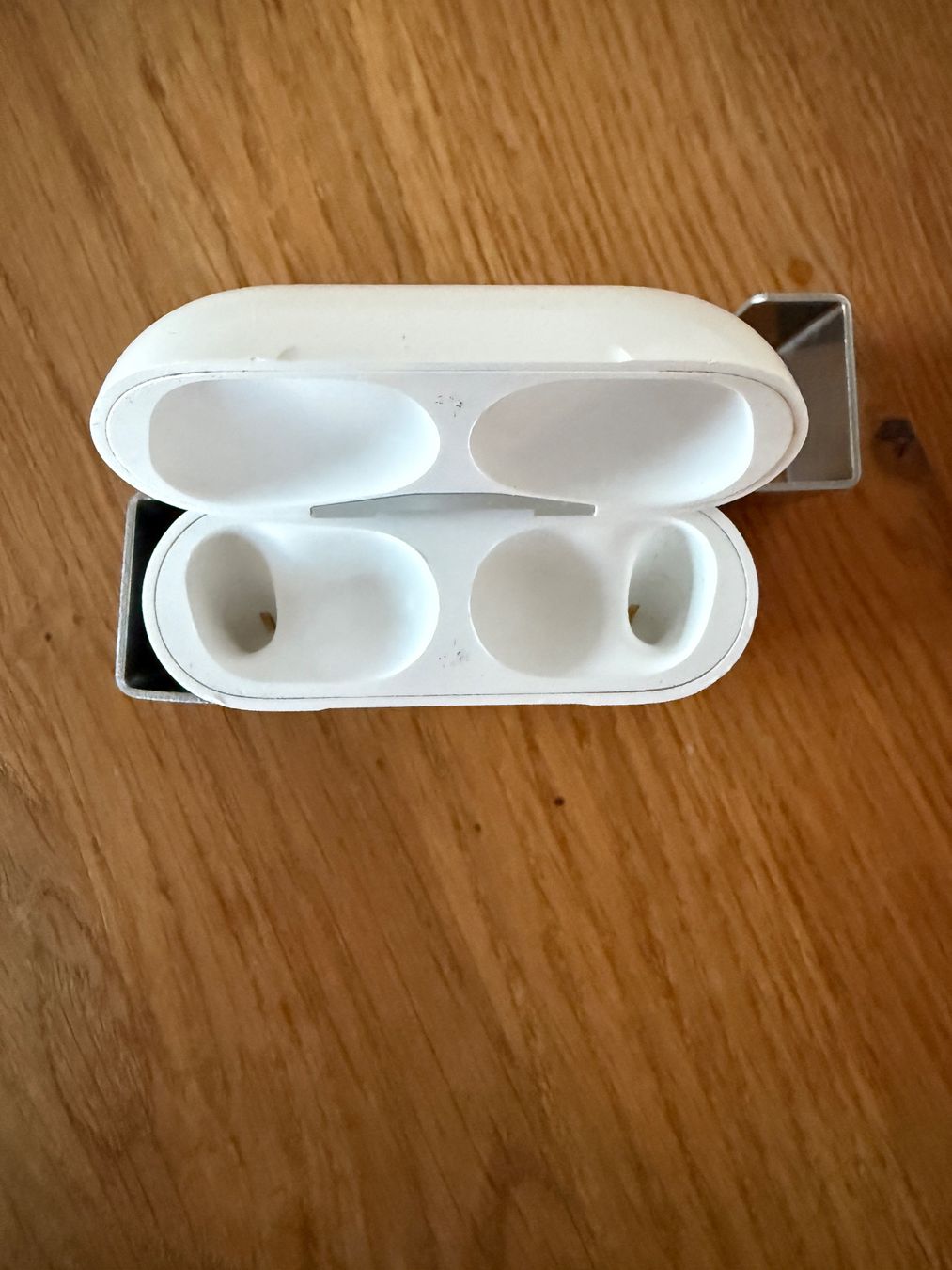 Apple Cuffie: APPLE AirPods Pro 1 Charging Case – Usato da Lausanne venduto da Nine1982 1