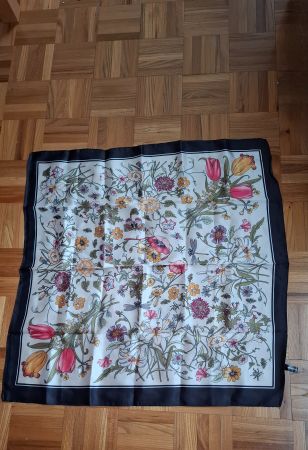 Foulard à fleurs et libellules,neuf Avec bord gris
